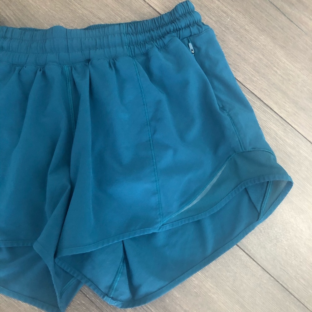 π Lululemon NILE BLUE Hotty hot short Sz. 6 2.5β - Picture 7 of 12